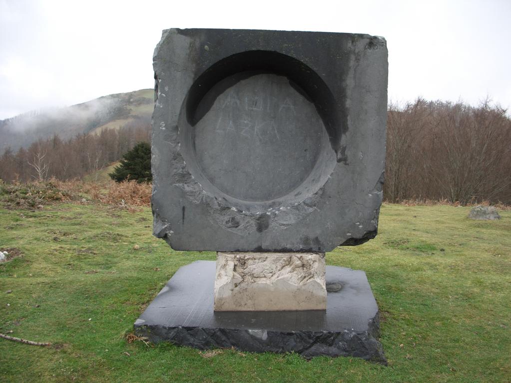 Sepultura de la edad del hierro - Cromlech/Navarra/escultura/Skulptur de Oteiza en recuerdo a Padre Donostia