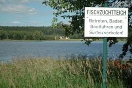 Winkelauerteich/"Fischzuchtteich/Betreten, Baden,/Bootfahren und/Surfen verboten!"