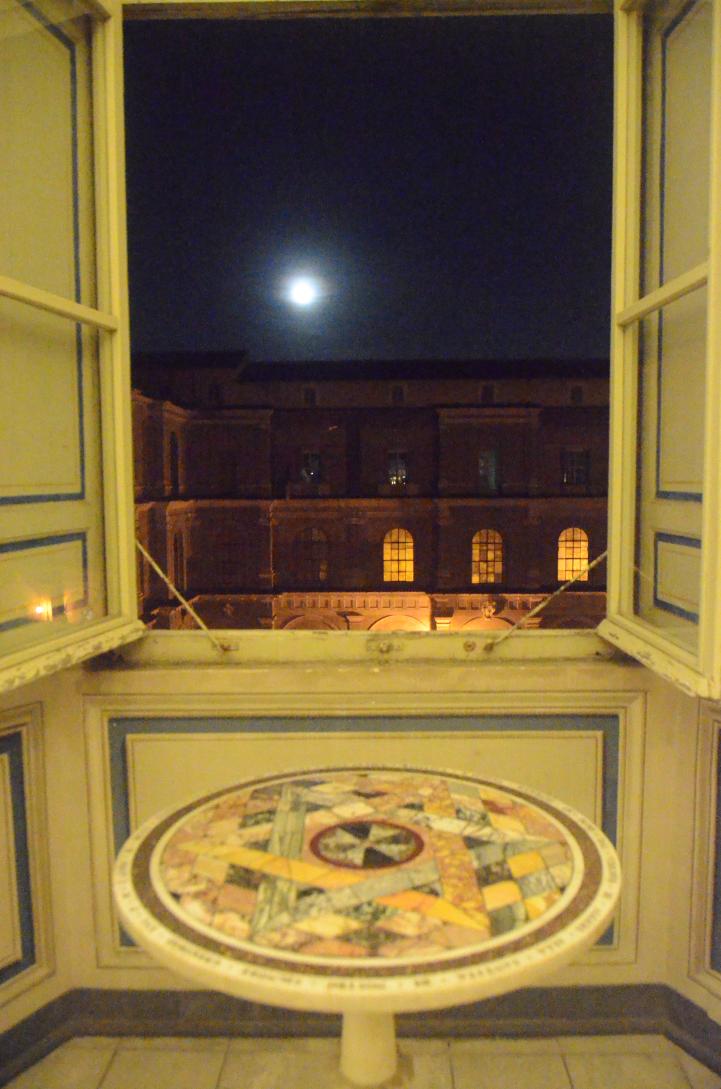 Musei Vaticani: Table in the Pinacoteca/Moonlight