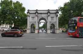 Marble Arch in Hyde Park/with red bus/Geohack: 