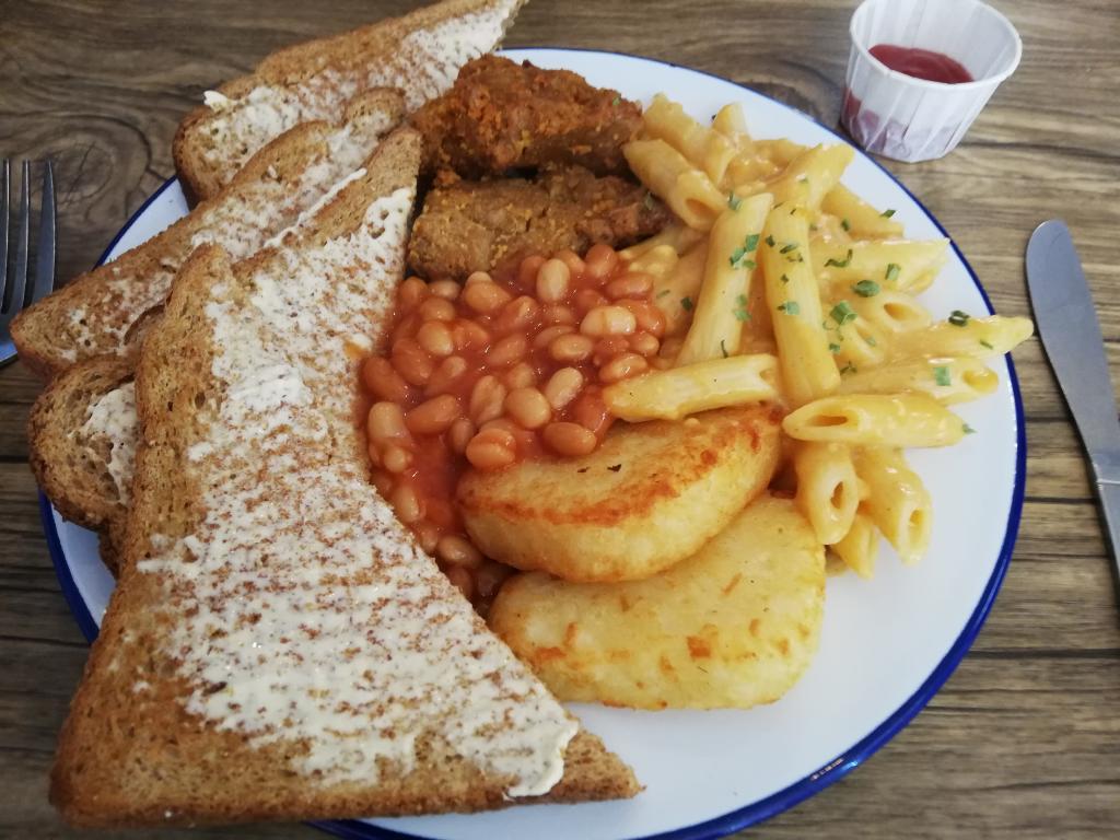 Fully vegan English Breakfast:/Margerine on toast, baked beans, hash browns, mac'n'vegan cheese, fried seitan/