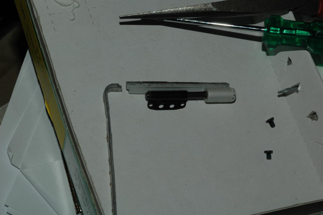 broken ti powerbook g4 (867) left hinge (from user perspective, opposite power cord)/