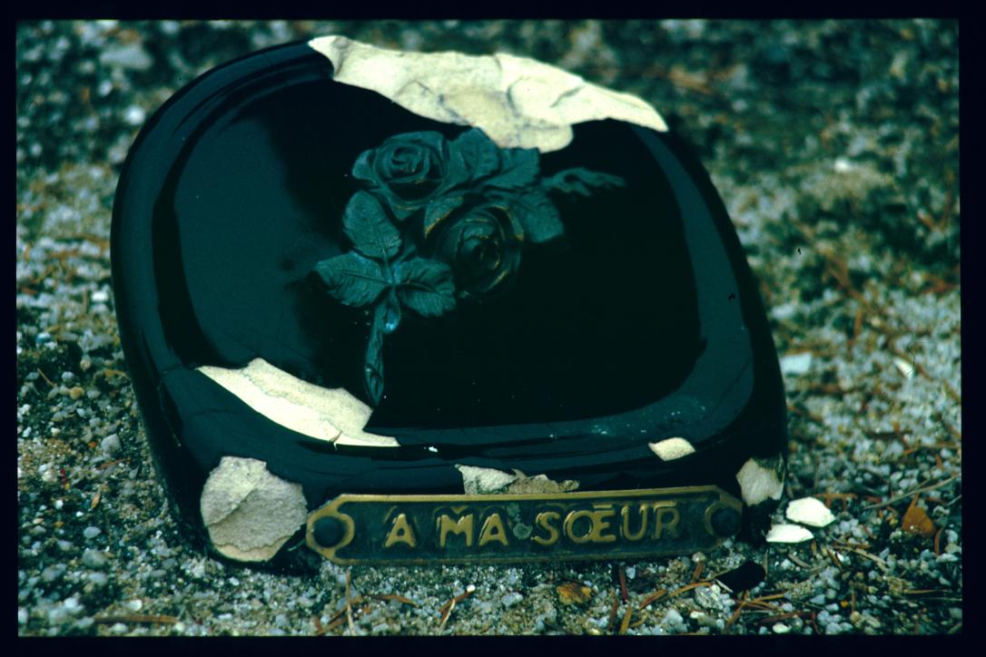 Frankreich/France 1994/Bretagne/Sainte-Anne d'Auray?/cimetière/detail/'à ma soeur'/
