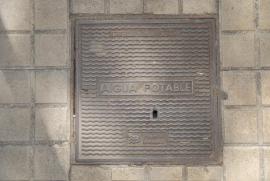 Aigua potable by Aigües de Barcelona./(it is. we drank it all the time.)/public