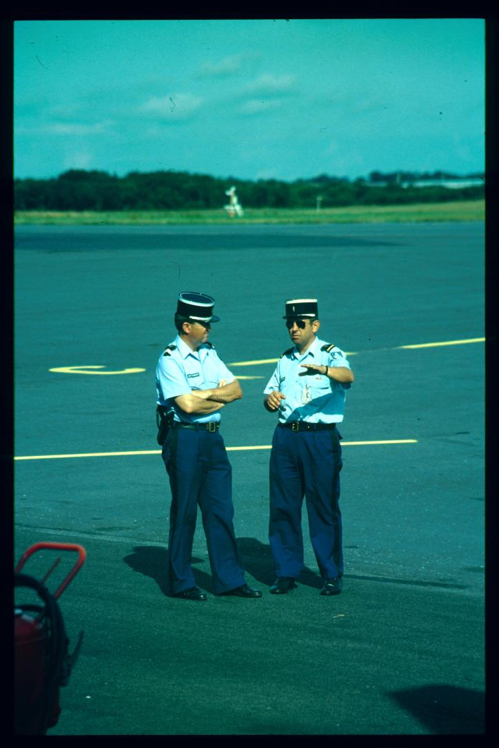 Frankreich/France 1994/gendarms à l'aéroport de Brest/