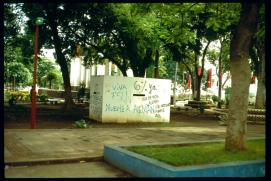 Nicaragua 1992/Managua, graffiti in park/viva FSLN/muerte a Aleman/hijo de puta aleman/aqui estamus cuidate/m.22./6 % ya/(of the budget for education, current issue)/al pueblo se respeta o lo hacemos respetar nos/(you have to pay respect to the people or we will make you respect us)