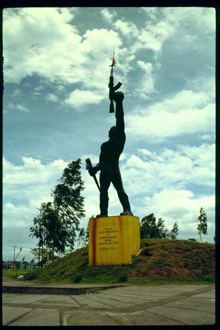 Nicaragua 1992/monumento sandino/solo los obreros y campesinos iran hasta el fin/(only the workers and peasants will pursue until the end)