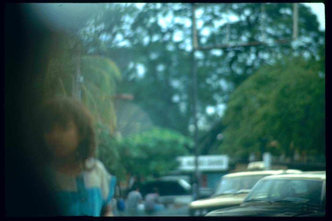 Nicaragua 1992/vendor at an intersection/vendedora en un cruce de calles