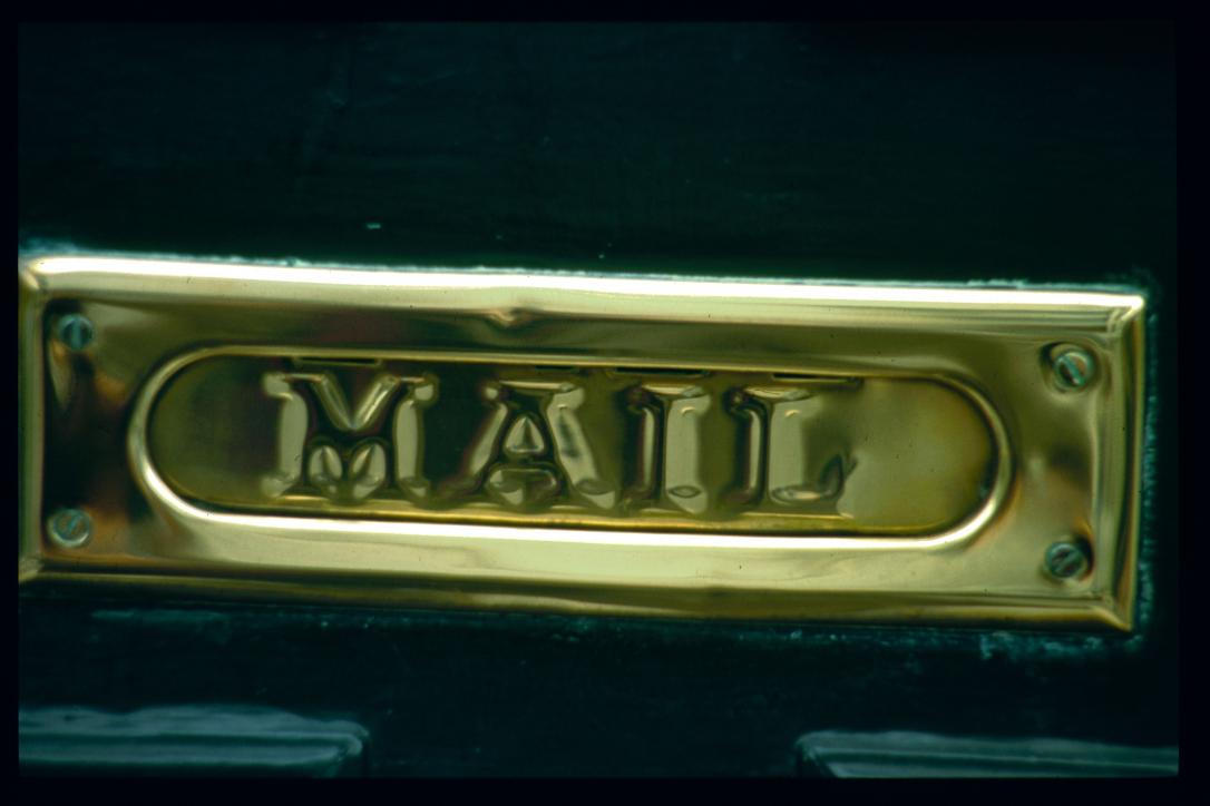 USA Weihnachten 1993/1994/Charleston SC Christmas Doors/Rainbow Road/detail: mail slot
