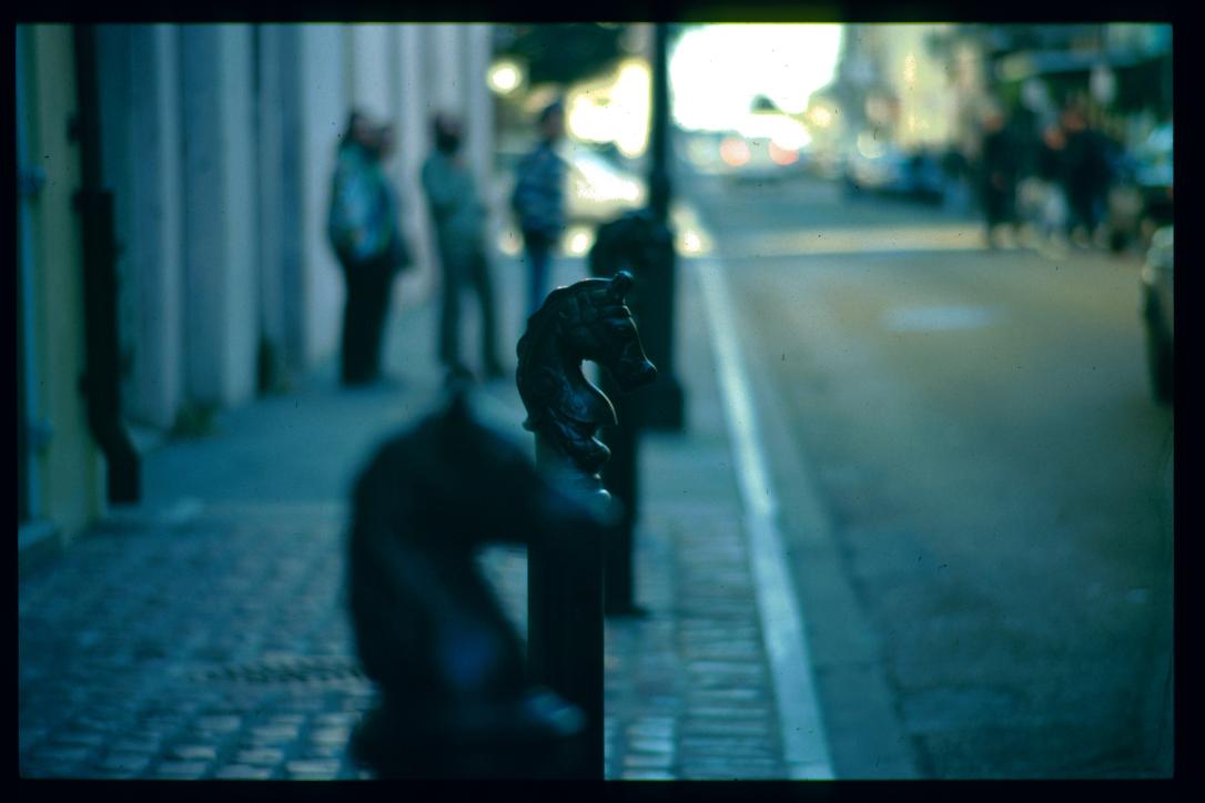 USA Weihnachten 1993/1994/New Orleans, LA/(Bourbon?) street sidewalk limits with horse head shaped tops