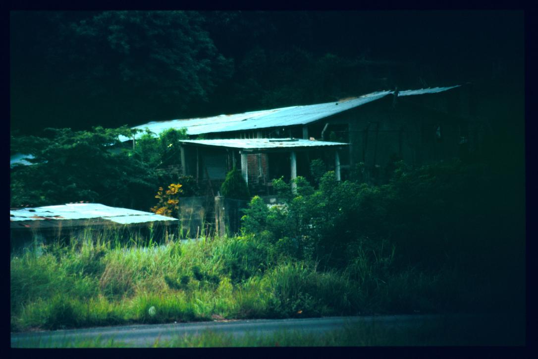 El Salvador 1995/casa al borde de la carretera