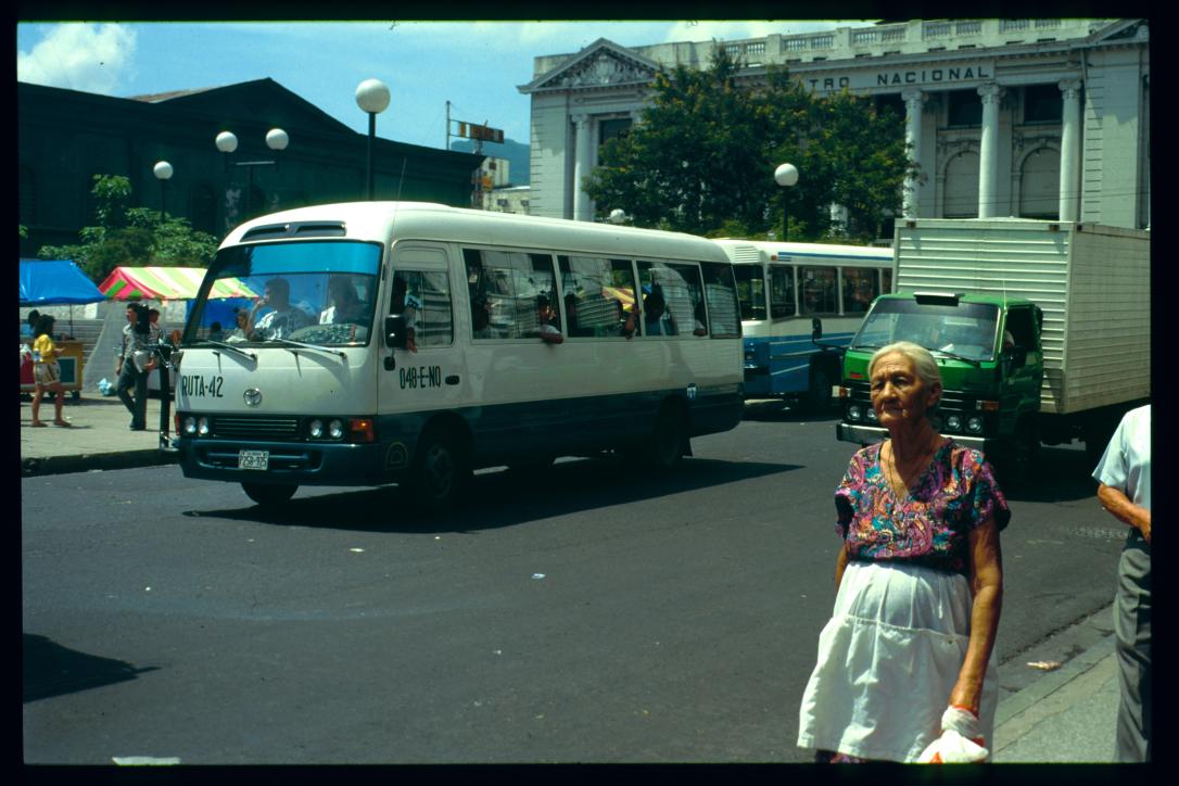 El Salvador 1995/teatro nacional, termino de buses 2