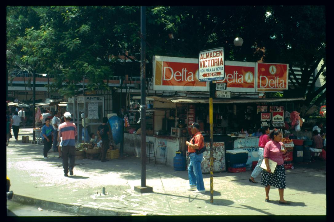 El Salvador 1995/ventas frente al teatro nacional 3