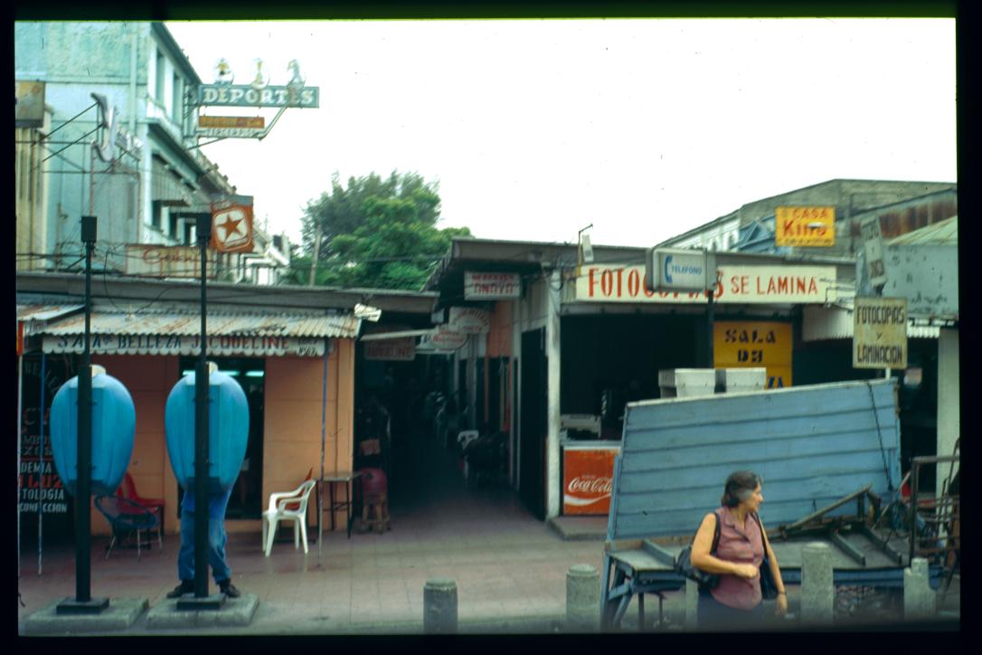 El Salvador 1995/mercado alrededor de la catedral