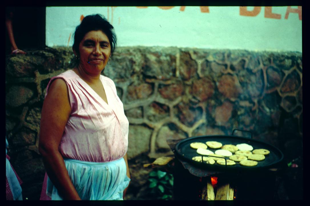 El Salvador 1995/pupusera