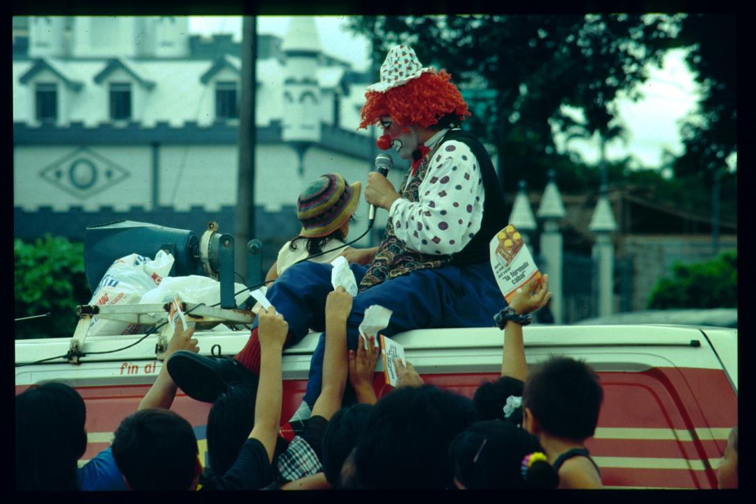 El Salvador 1995/procesión/McDonalds