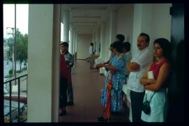 El Salvador 1995/cola en frente del banco