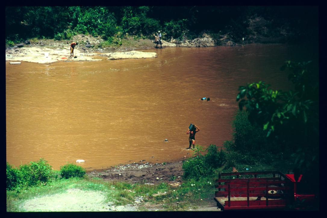El Salvador 1995/lavanderas