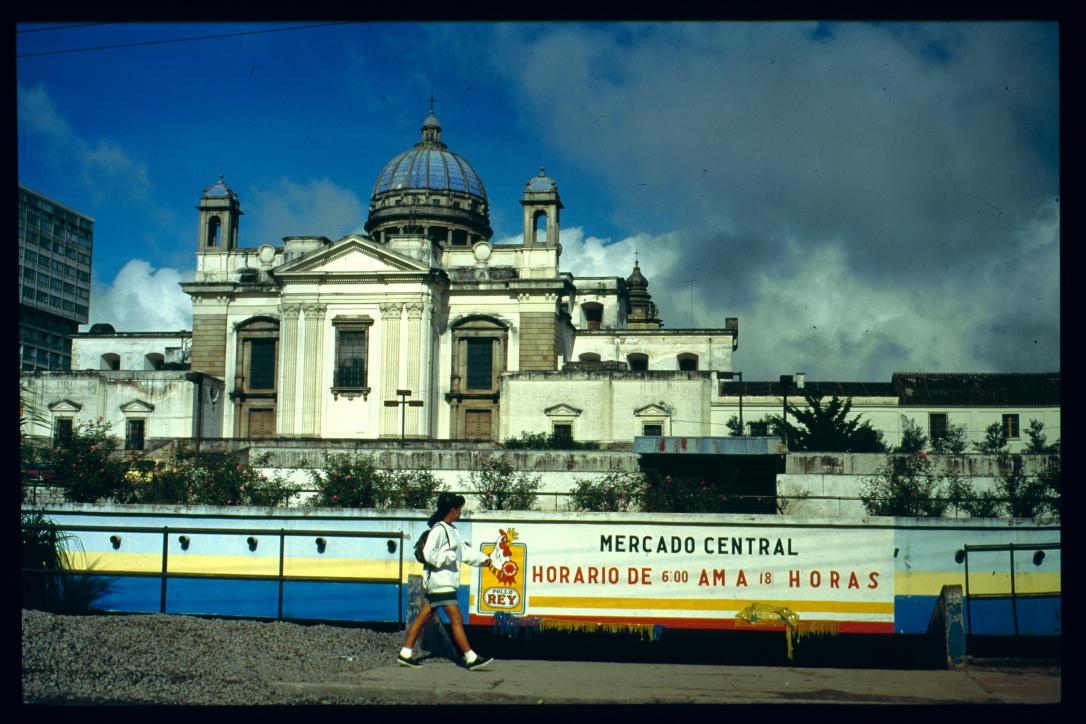 ciudad de Guatemala 1995/mercado central/horario de 6 am a 18 horas
