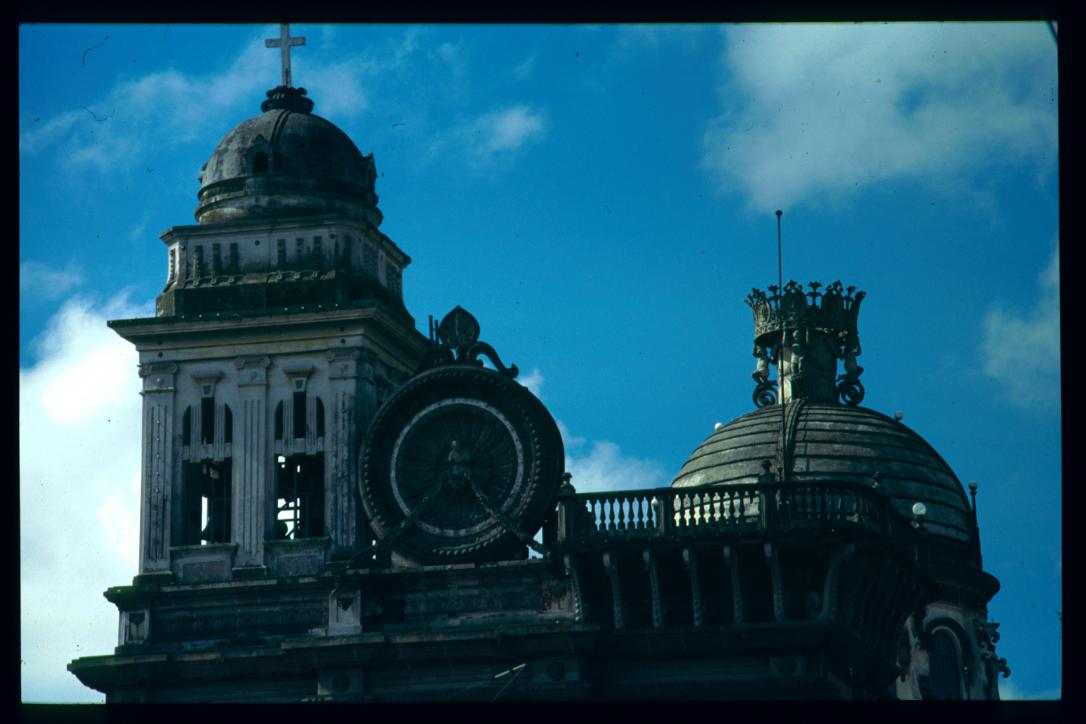 ciudad de Guatemala 1995/detalle iglesia (reloj?)