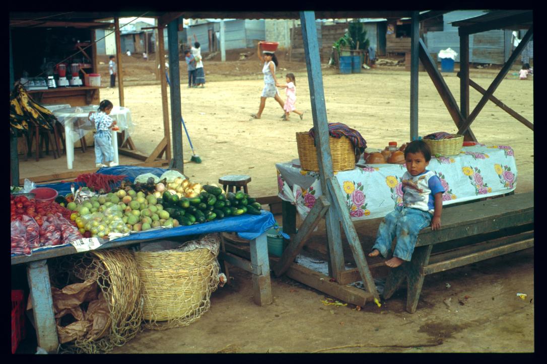 Guatemala 1996/venta de verduras, niño