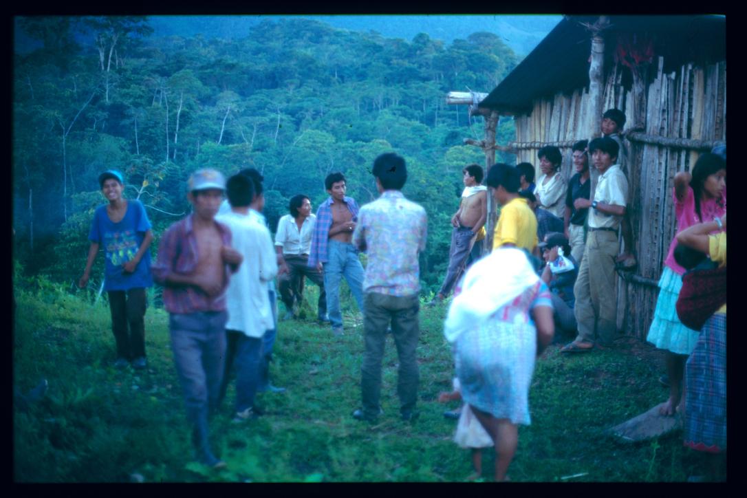 Guatemala 1996/reunión detrás de la iglesia