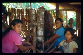 Guatemala 1996/mujeres prensando caña